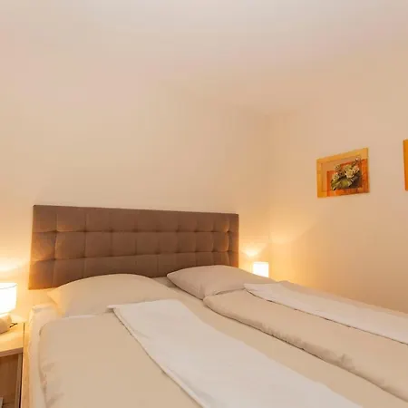 Apartment Trafalgar 225 *